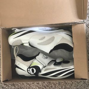 brand new Pearl Izumi biking shoes